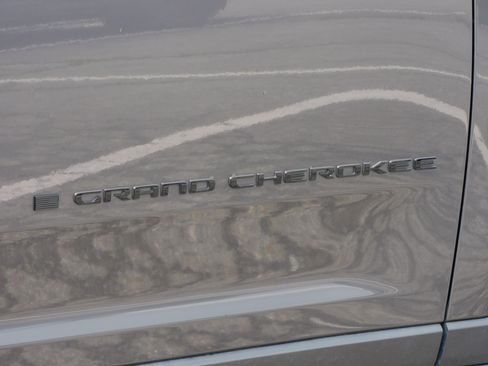Used 2023 Jeep Grand Cherokee 4WD Laredo image 15