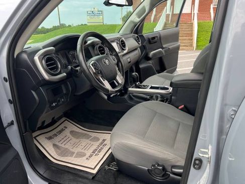 Used 2019 Toyota Tacoma 4x4 Double Cab SR5 image 13