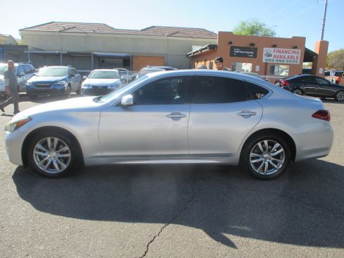 Used 2017 INFINITI Q70 Premium image 2