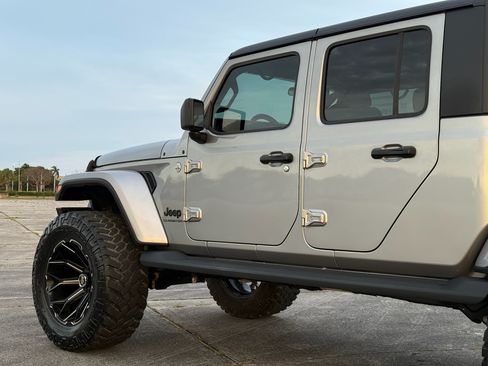 Used 2021 Jeep Gladiator Sport AWD/4WD image 32