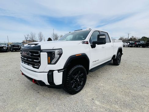 Used 2024 GMC Sierra 2500 AT4 image 2