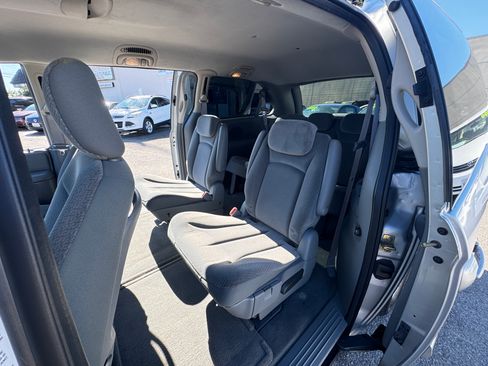 Used 2005 Chrysler Town & Country Touring image 18