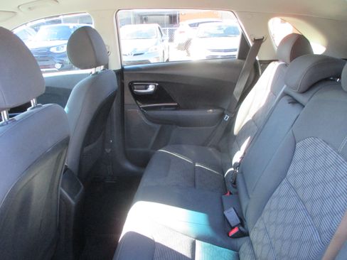 Used 2022 Kia Niro LXS image 9
