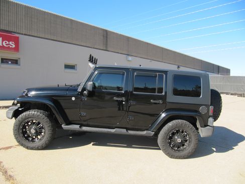 Used 2010 Jeep Wrangler Unlimited Sahara image 1