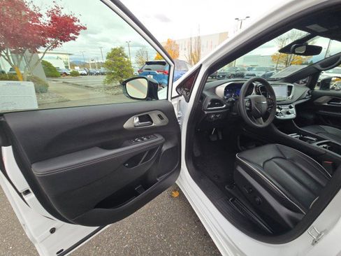 Used 2024 Chrysler Pacifica Select image 22