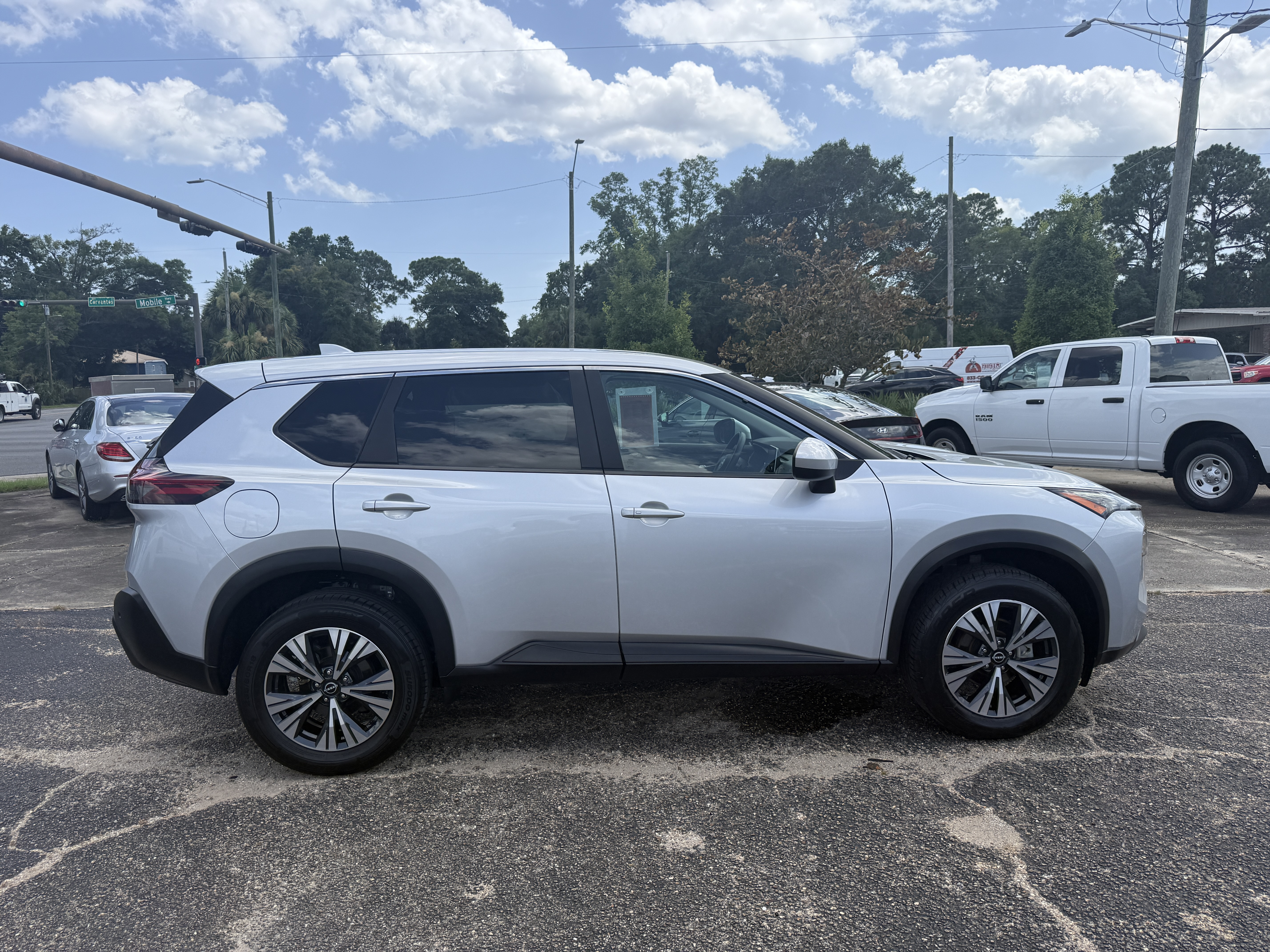 Used 2023 Nissan Rogue FWD SV image 5