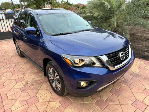 Used 2017 Nissan Pathfinder SL image 3