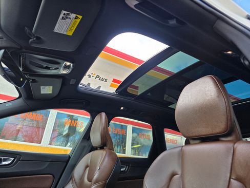 Used 2021 Volvo XC60 T5 Momentum image 12