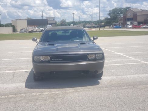 Used 2013 Dodge Challenger SXT image 3