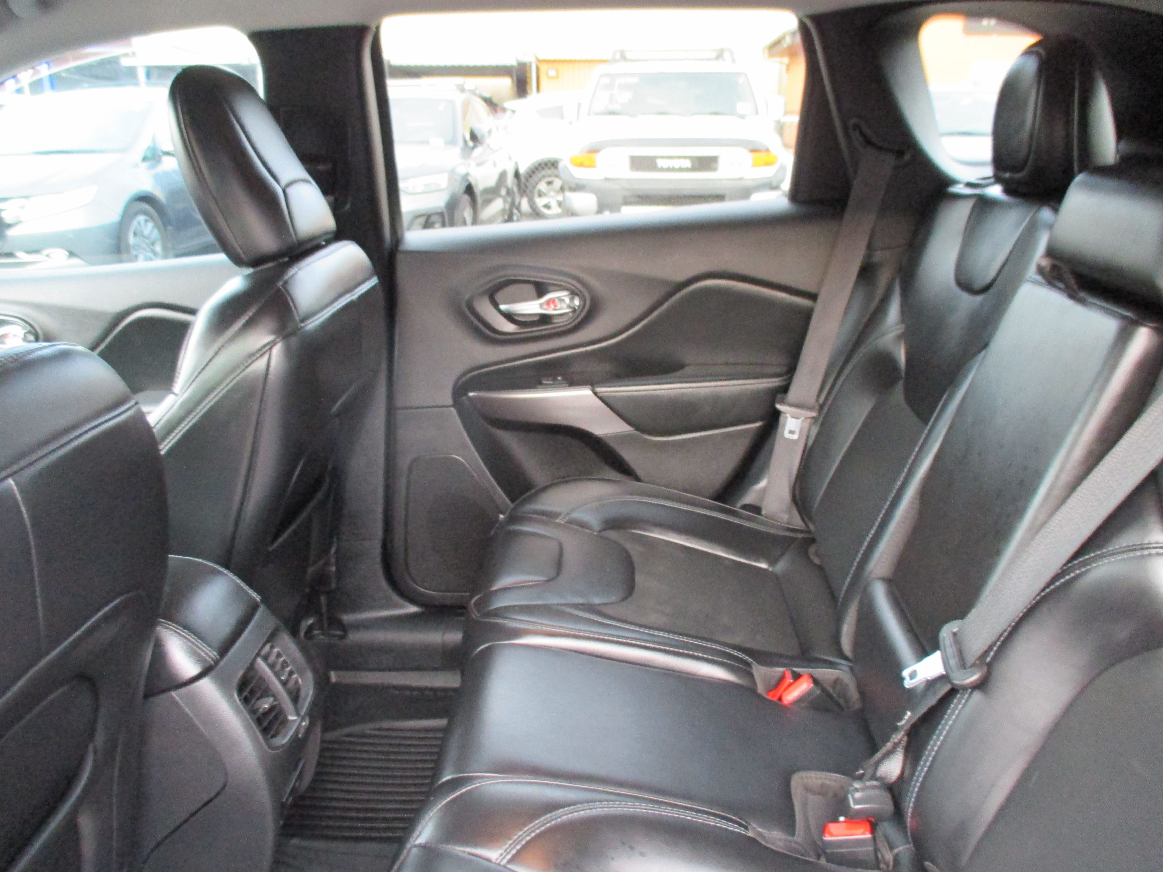 Used 2020 Jeep Cherokee Latitude Plus Sport Utility 4D FWD image 9