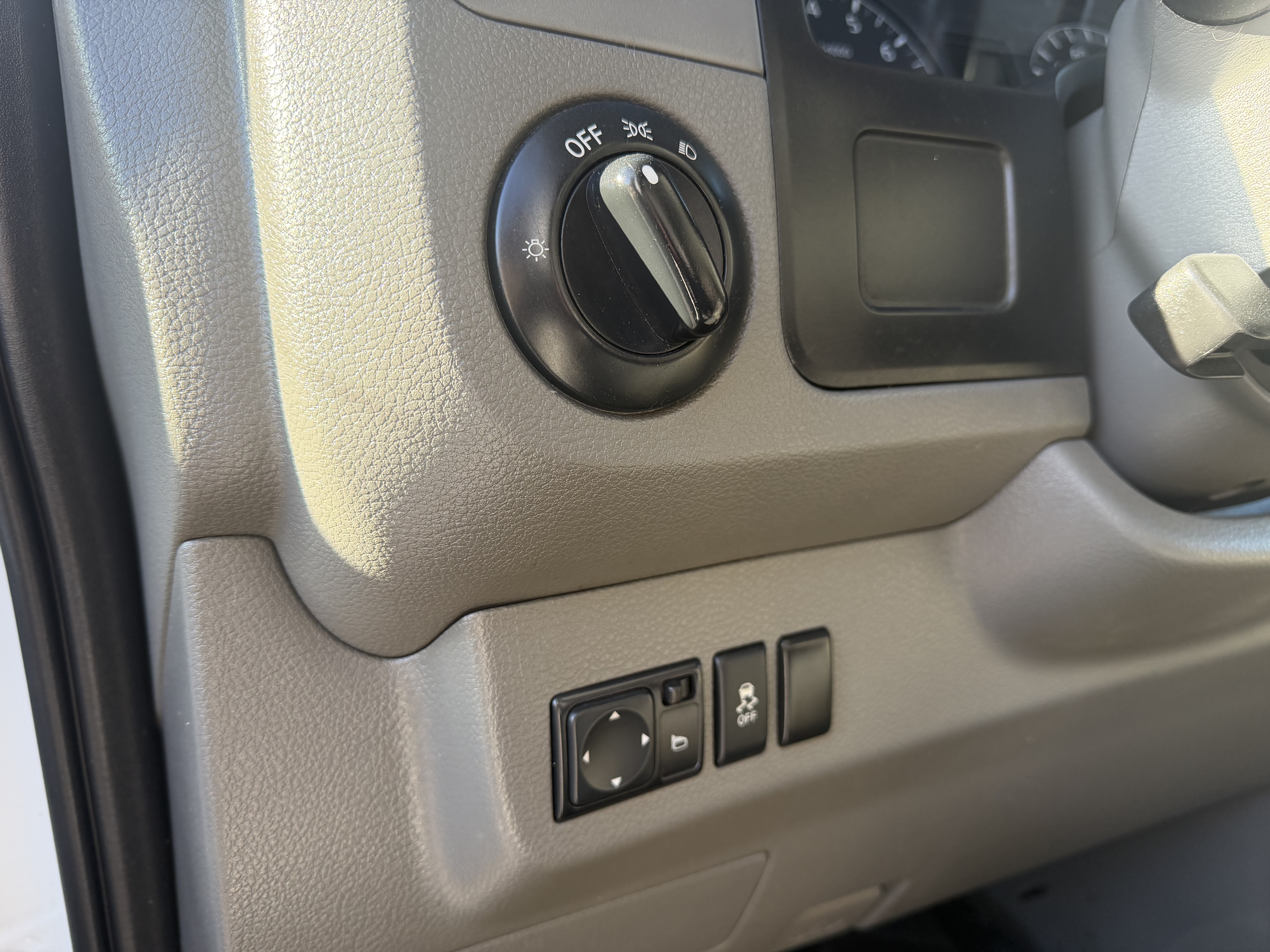 Used 2018 Nissan NV 3500 SV RWD image 13