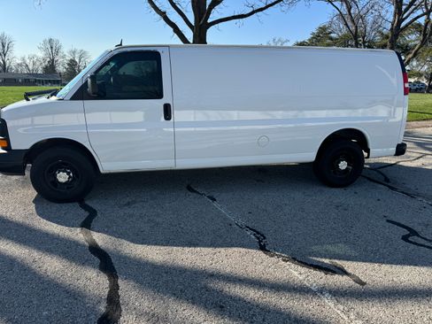 Used 2014 Chevrolet Express 2500 LT image 2