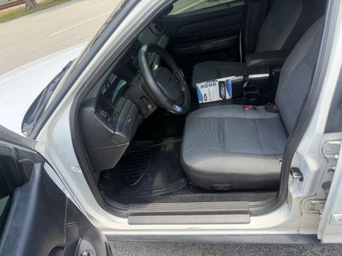 Used 2010 Ford Crown Victoria Police Interceptor RWD image 13