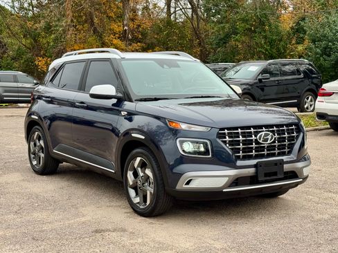 Used 2022 Hyundai Venue Limited image 3