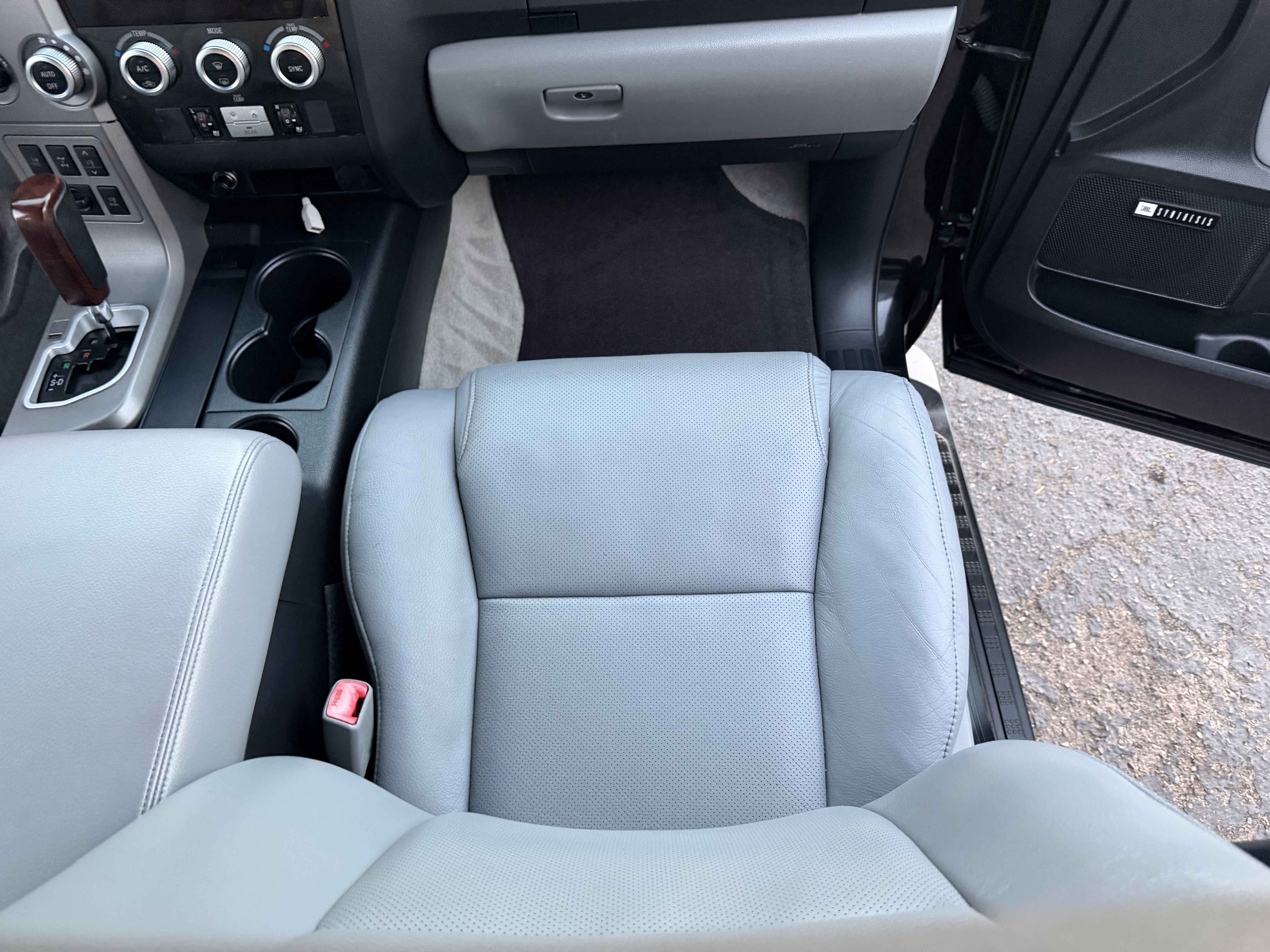 Used 2011 Toyota Sequoia Platinum AWD/4WD image 33