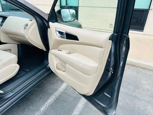 Used 2017 Nissan Pathfinder SV image 19