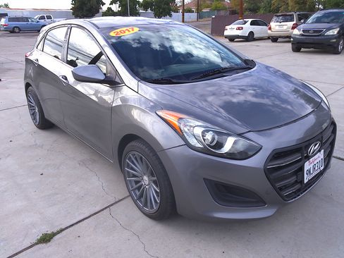Used 2017 Hyundai Elantra GT image 1