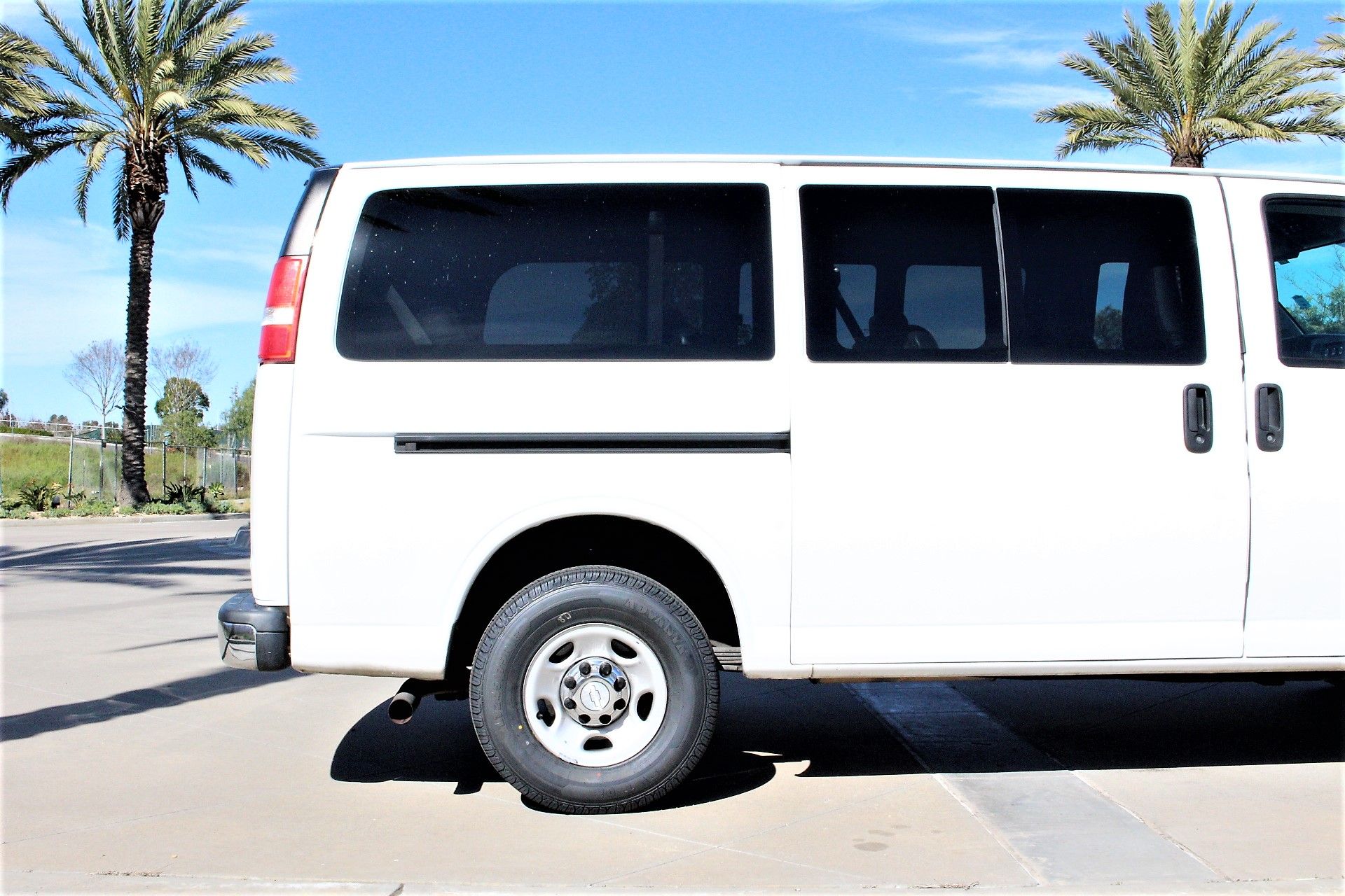 Used 2019 Chevrolet Express 3500 LT RWD image 4