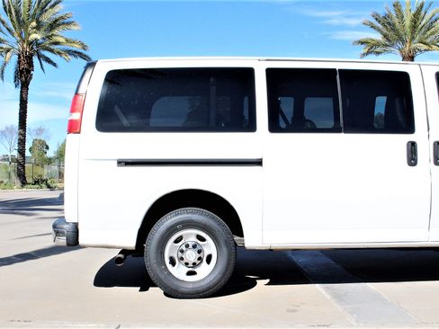 Used 2019 Chevrolet Express 3500 LT image 3