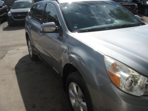 Used 2011 Subaru Outback 2.5i Limited AWD/4WD image 3