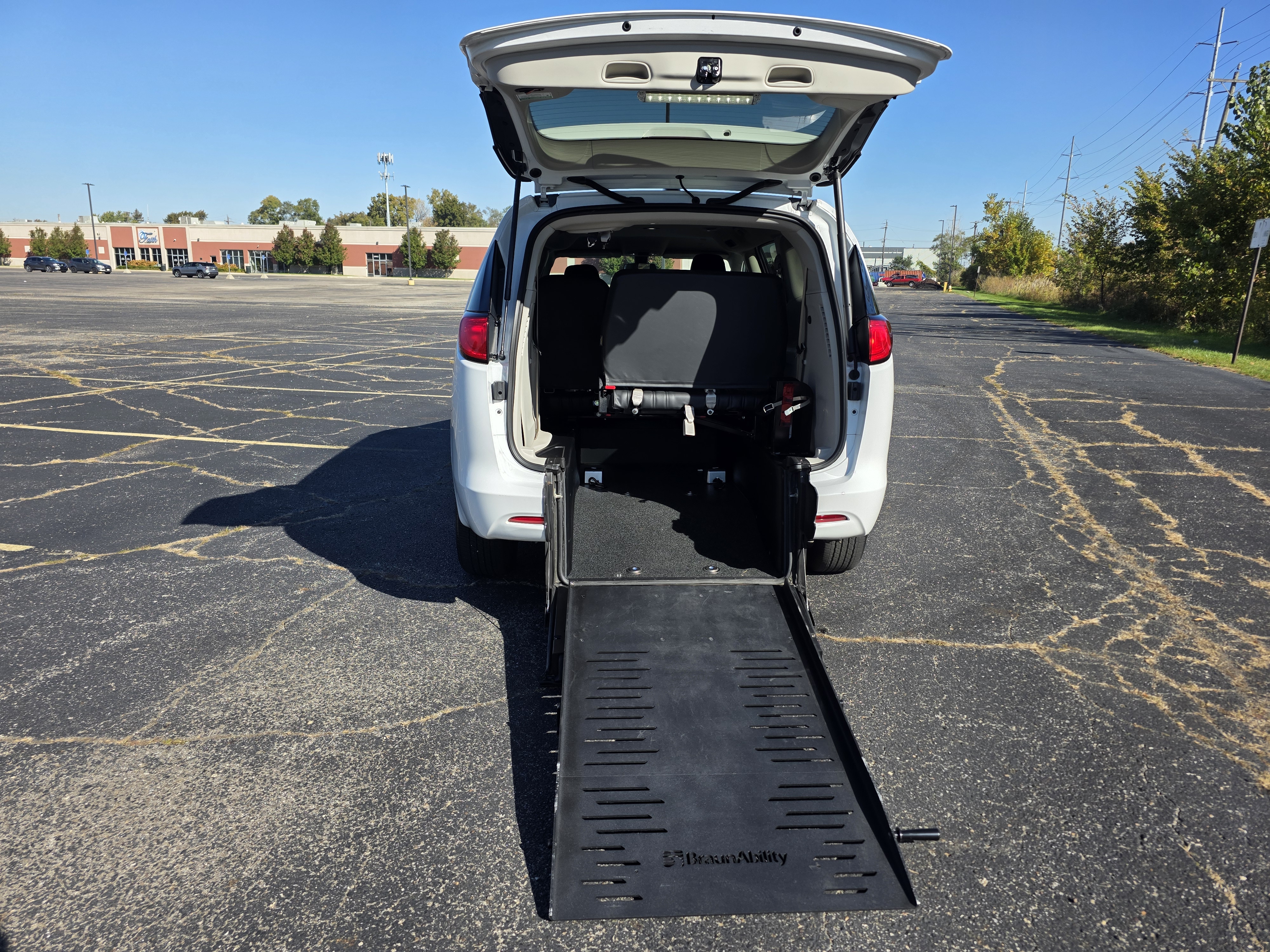 Used 2022 Chrysler Voyager LX FWD image 3