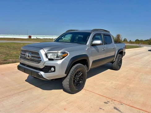 Used 2016 Toyota Tacoma TRD Off-Road image 1