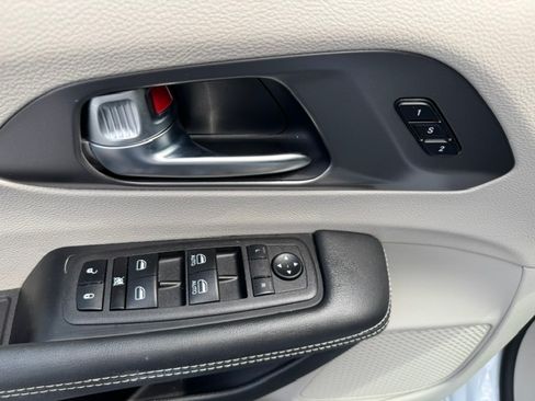 Used 2024 Chrysler Pacifica Touring-L FWD image 12
