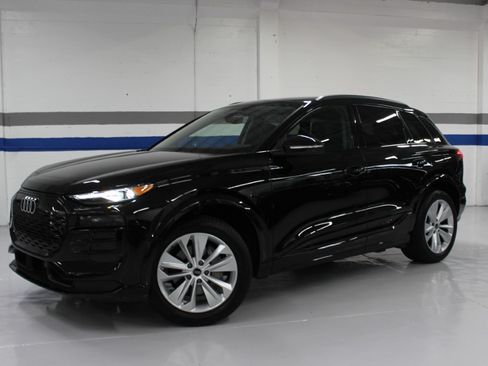 Used 2025 Audi Q6 e-tron Premium image 3