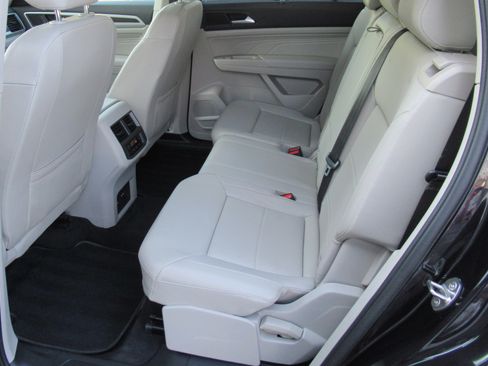 Used 2022 Volkswagen Atlas SE w/ Technology Package image 18