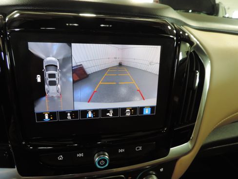Used 2023 Chevrolet Traverse Premier image 46