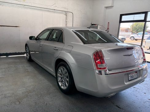 Used 2012 Chrysler 300 Limited RWD image 4