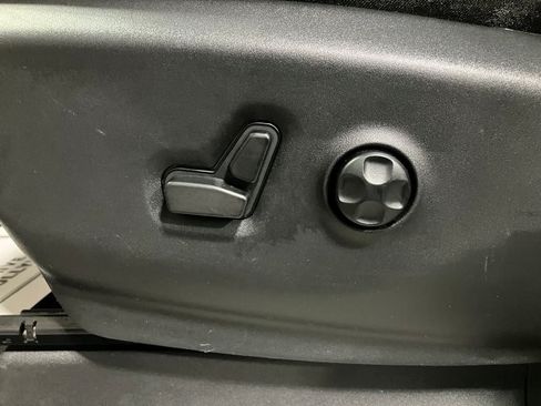 Used 2024 Chrysler Pacifica Touring-L image 10