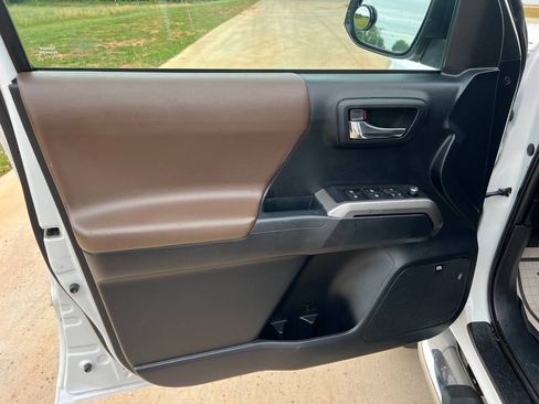 Used 2016 Toyota Tacoma 4x4 Double Cab Limited image 20