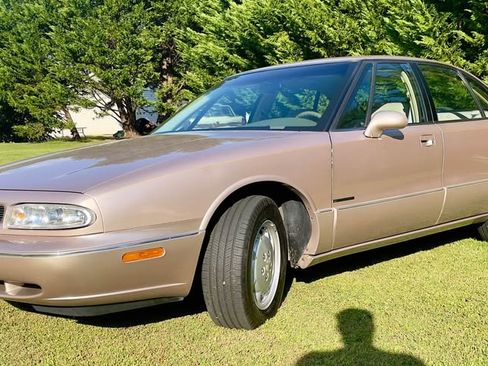 Used 1999 Oldsmobile 88 50th Anniversary image 2