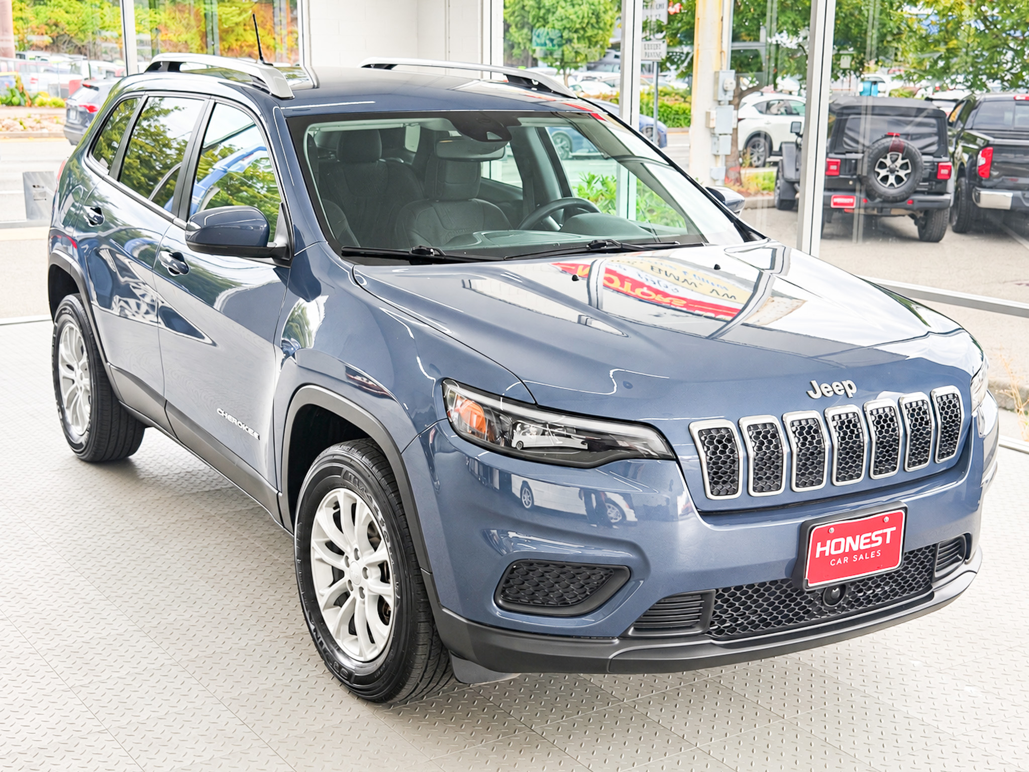 Used 2021 Jeep Cherokee 4WD Latitude image 1