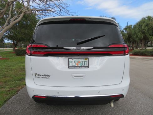 Used 2025 Chrysler Pacifica Select FWD image 14