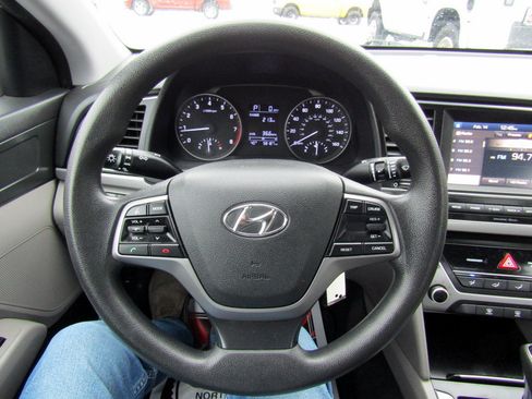 Used 2017 Hyundai Elantra SE image 18