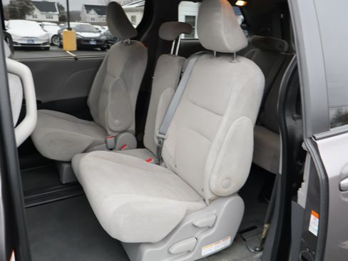 Used 2020 Toyota Sienna LE image 13