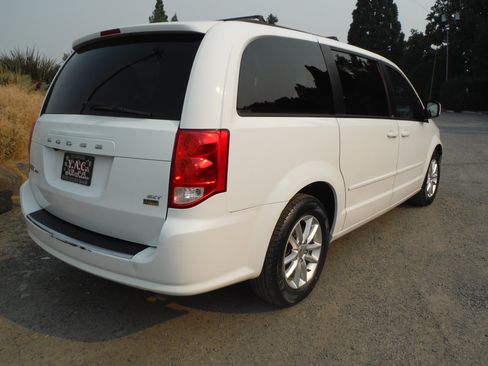 Used 2014 Dodge Grand Caravan SXT FWD image 2