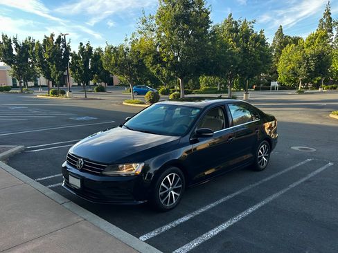 Used 2017 Volkswagen Jetta SEL w/ Cold Weather Package FWD image 4
