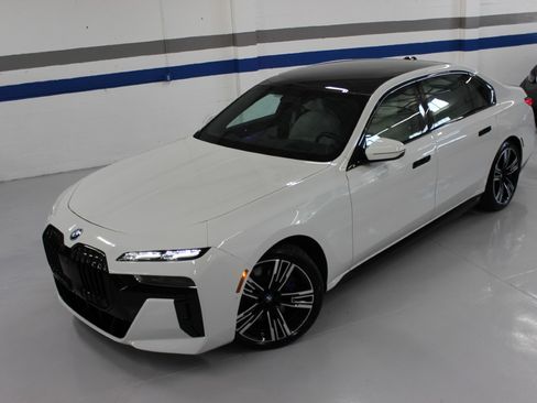 Used 2023 BMW i7 xDrive60 AWD/4WD image 4
