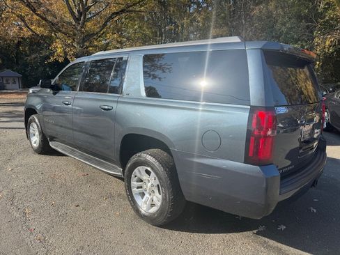 Used 2019 Chevrolet Suburban LT image 2