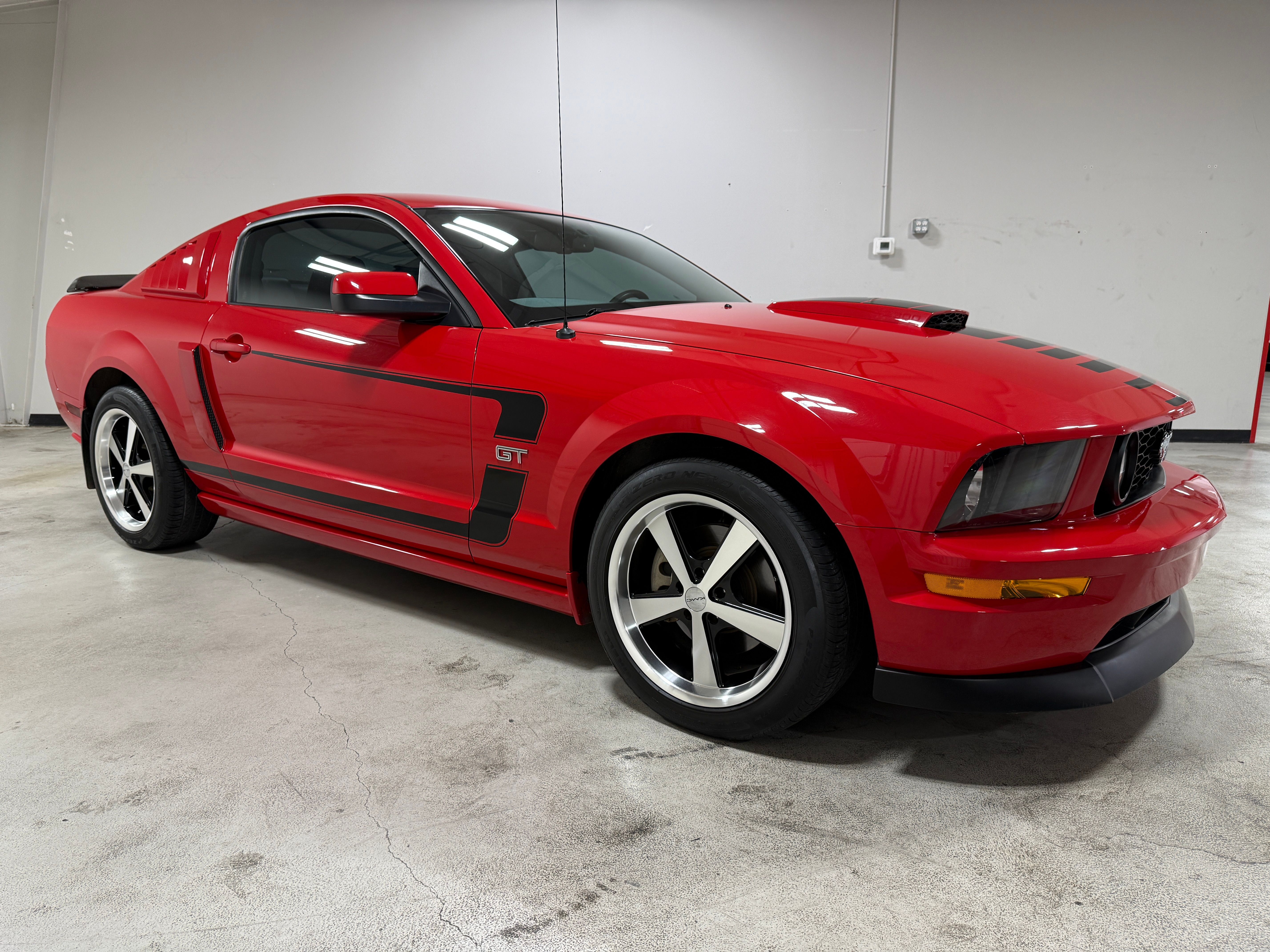 Used 2007 Ford Mustang GT Deluxe RWD image 2