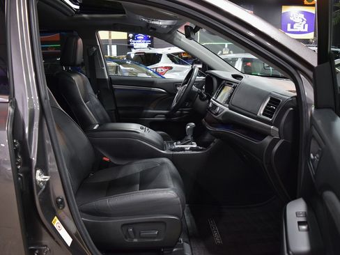 Used 2017 Toyota Highlander Limited image 24