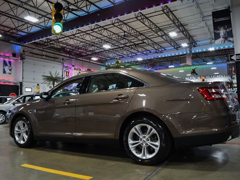 Used 2015 Ford Taurus SE image 12