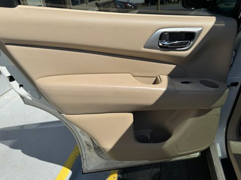 Used 2015 Nissan Pathfinder AWD/4WD image 14