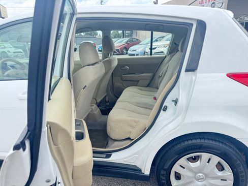 Used 2011 Nissan Versa 1.8 S Hatchback FWD image 21