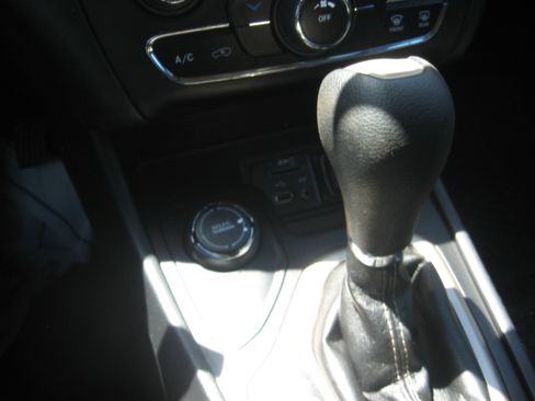 Used 2016 Jeep Cherokee 4WD Latitude image 13