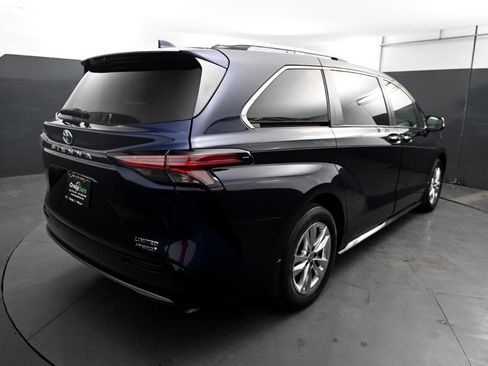 Used 2022 Toyota Sienna Limited image 7