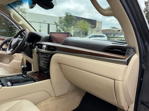 Used 2016 Lexus LX 570 image 37